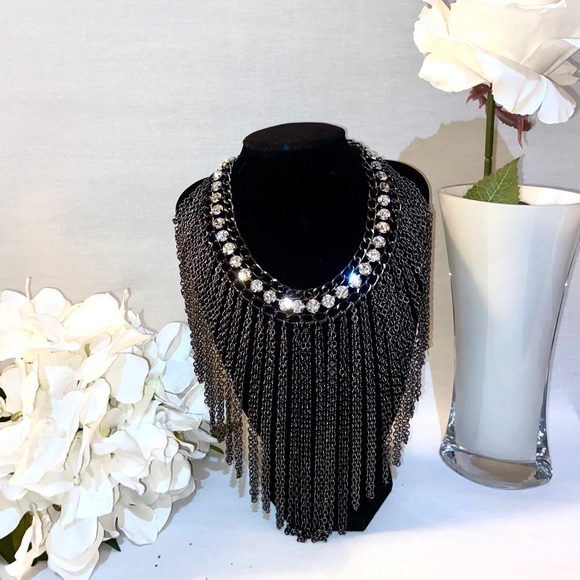 Jewelry - Silver chained and crystal necklace